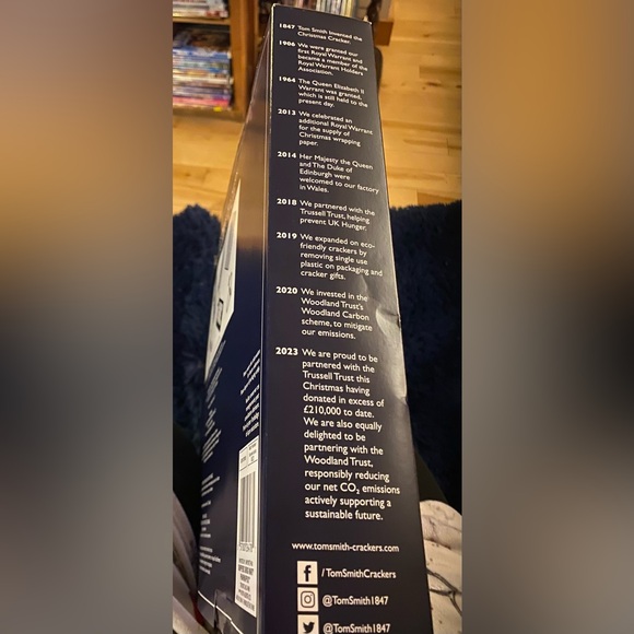 Box of 6 Tom Smith Buffalo Plaid Christmas Crackers - Picture 3 of 3